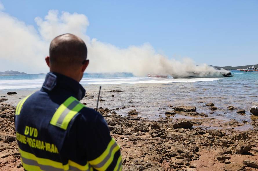 VIDEO Na gorućoj jahti bilo je osmero Austrijanaca. Uspjeli su doći do obale i spasiti se