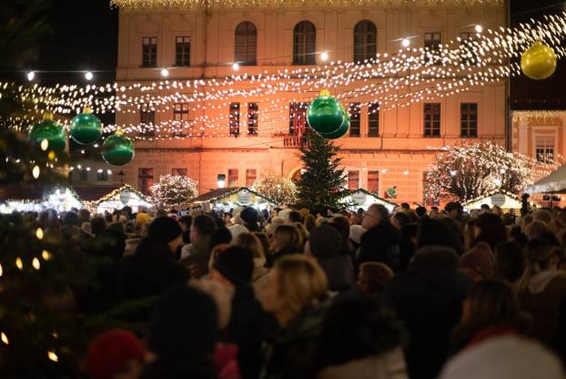 Osijek: Otvorenje Adventa uz koncert Danijele Martinović