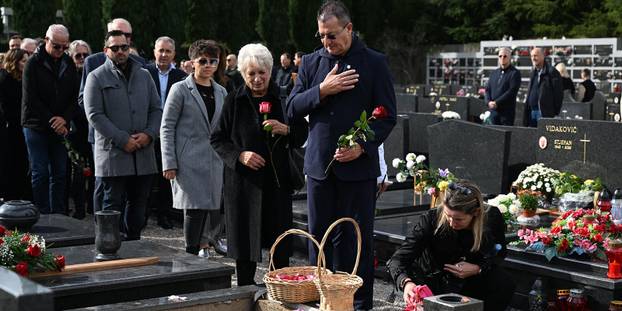FOTO Armada je uz bakljadu ispratila dopredsjednika Rijeke Deana Šćulca na vječni počinak