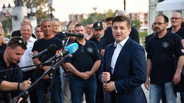Andrej Plenković sa suradnicima i kandidatima liste HDZ-a posjetio Slavonski Brod