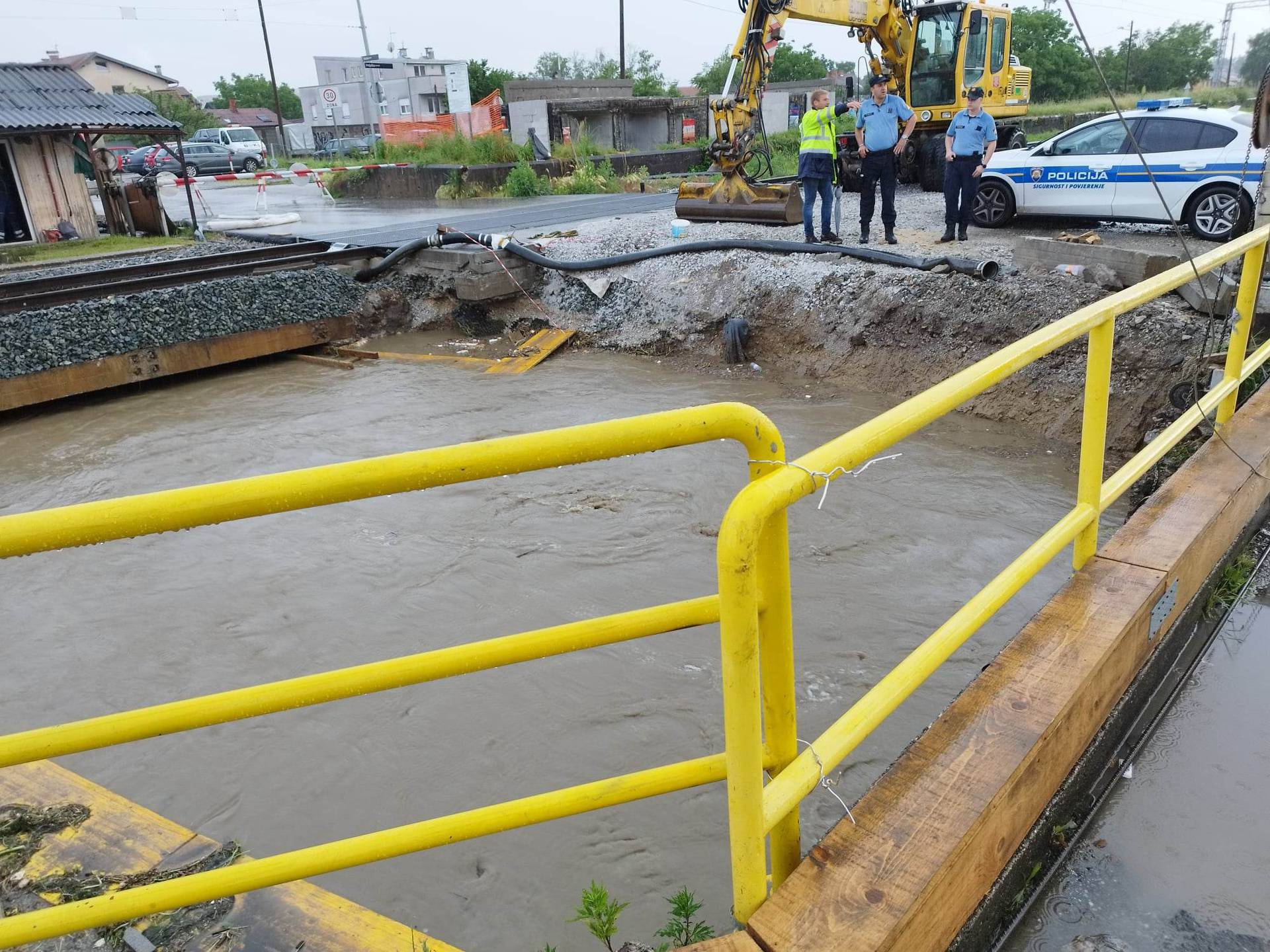 Micali branu u borbi s bujicom: 'Policija i stanovnici spriječili su još veću poplavu na Kustošiji'