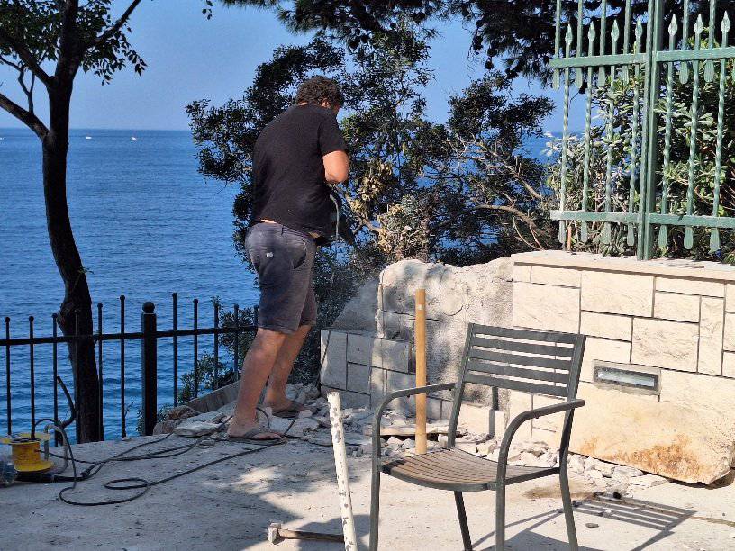 VIDEO Dubrovčani srušili zid koji je ogradio plažu, evo kako sada izgleda. Reagirali i iz hotela
