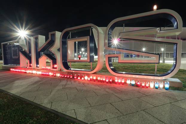 Osijek: Građani dolaze zapaliti svijeće ispred Opus Arene 
