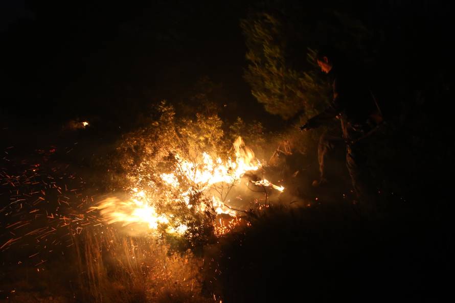 Kanader pomaže u gašenju, u Makarsku stiže i 150 vojnika