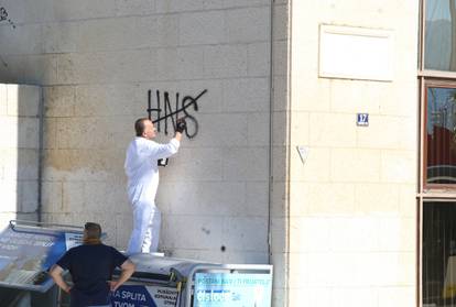 Split: Uklanjaju se grafiti koji su osvanuli na zgradi Gradskog poglavarstva