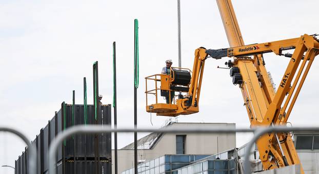 Zagreb: Počelo uklanjanje kontejnera na gradilištu postavljenih za vrijeme rušenja Vjesnika