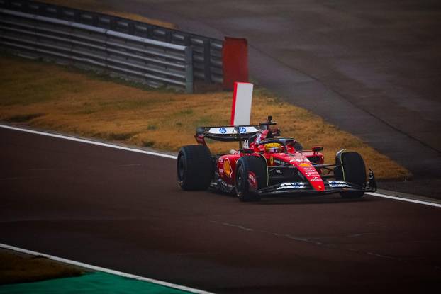 Prvi krug novog voza?a Ferrarija Lewisa Hamiltona tijekom dana testne vožnje u Fioranu