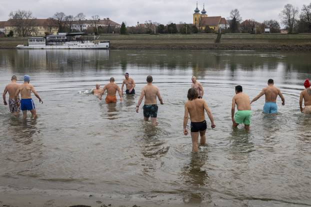 Osijek: Tradicionalno kupanje i picigin u rijeci Dravi