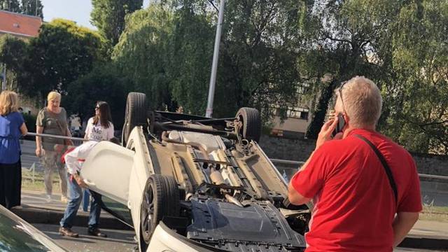 Sudarila se tri auta u Zagrebu:  Jedan od njih završio na krovu