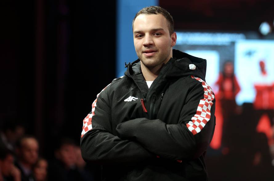 Nekad MMA prvak, a sada igra američki nogomet i rastura bob