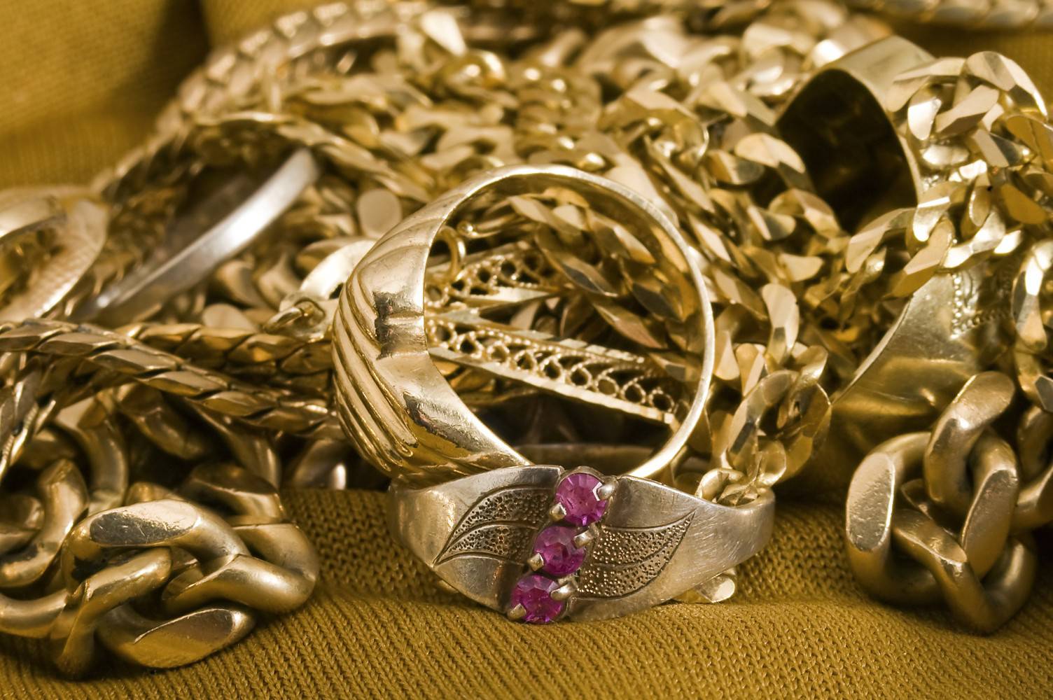 Several,Golden,Rings,And,Necklaces