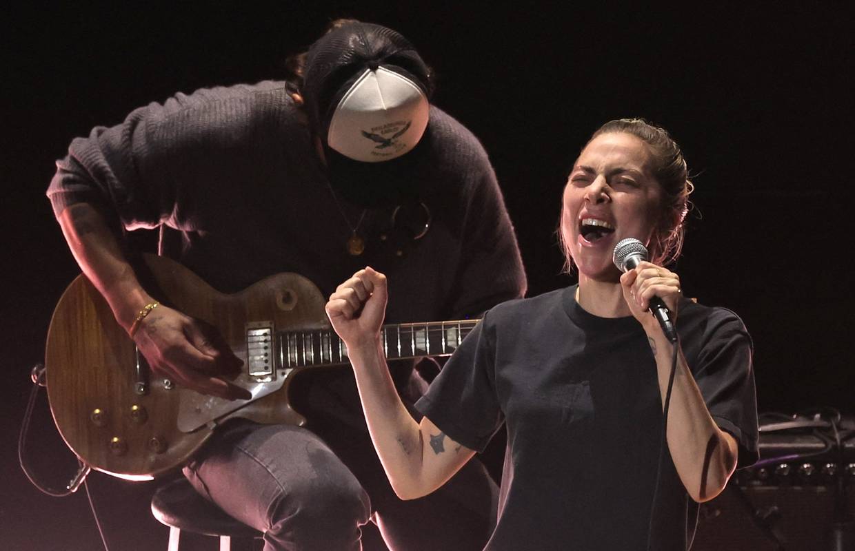 Samo opušteno! Lady GaGa je u trapericama i majici pjevala na Oscarima. Skinula je i šminku