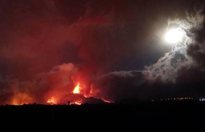 Vulkan na Kanarima još prijeti: Izbacuje lavu, morali evakuirati još ljudi, strahuju od eksplozija