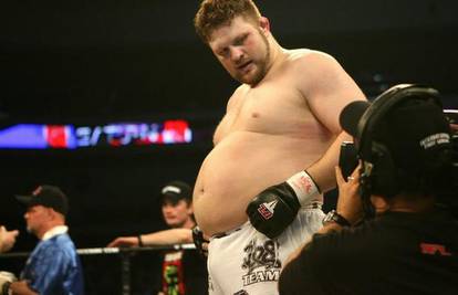 UFC borac velikim pivskim trbuhom osvojio navijače