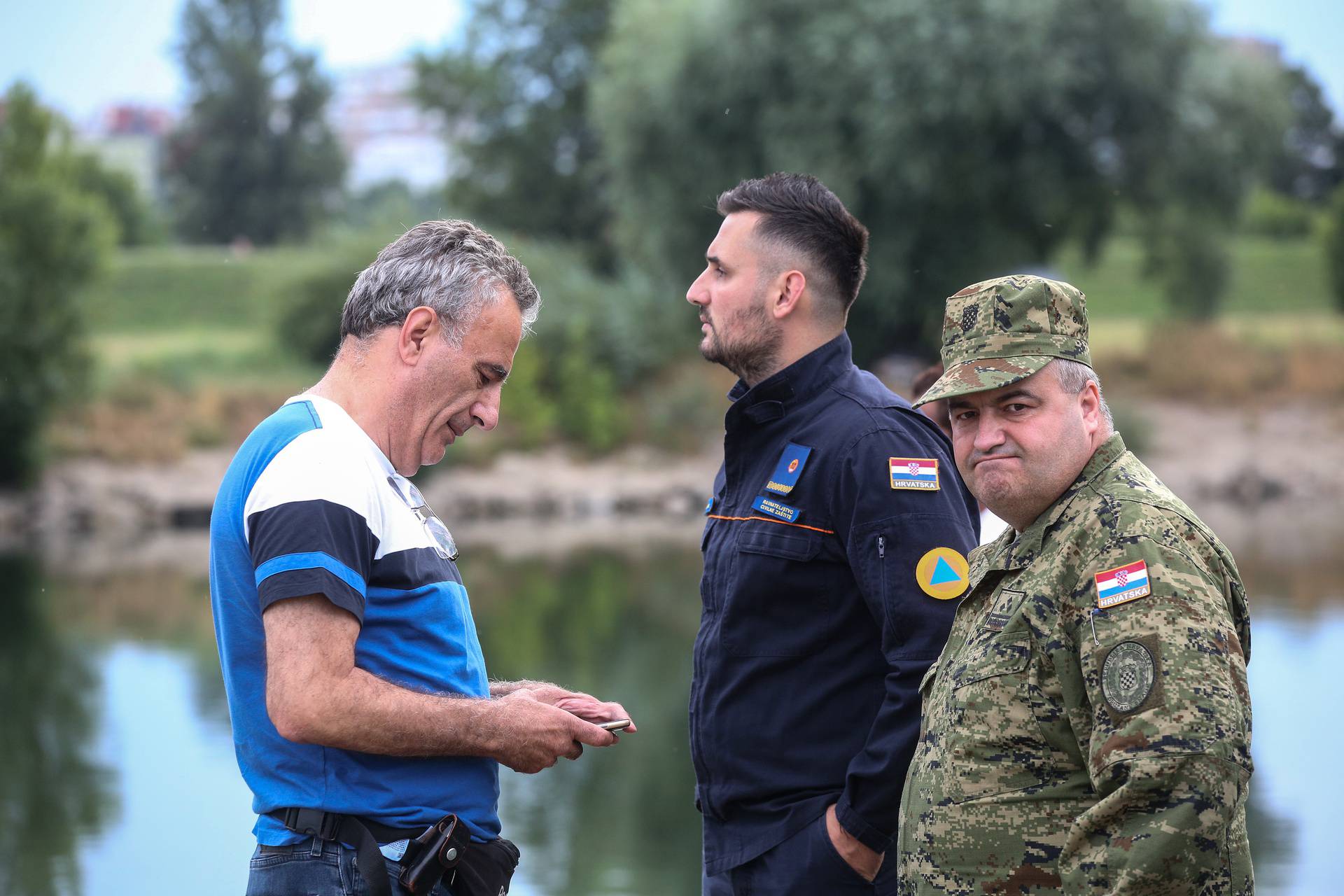 Zagreb: Izvlačenje broda nasukanog na slapovima Save kod toplane