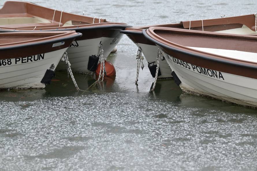 Zagreb: Zbog niskih temperatura površina maksimirskih jezera počela se smrzavati
