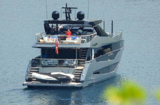 Bivša "Spajsica" Geri Halliwell sa suprugom Christianom i djecom uživa u ljetovanju na Jadranu