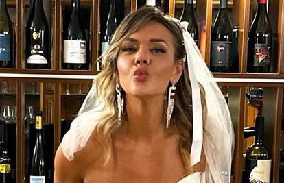 Sandra Perković pohvalila se raskošnom vjenčanicom, fanove raznježila fotkom poljupca...