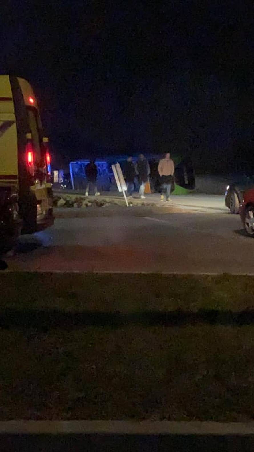 Kod Bedenice se prevrnuo bus