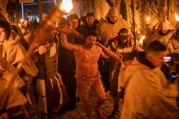 U Imotskom na Cvjetnicu uprizorena „Imotska Muka“, scenski prikaz Muke Gospodina našega Isusa Krista 