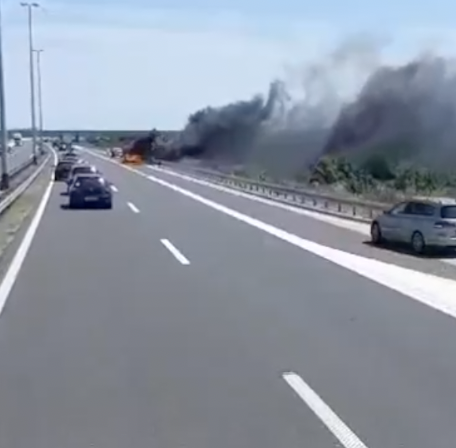 VIDEO Zapalio se auto na autocesti A1 kod odmorišta Nadin. Nema ozlijeđenih