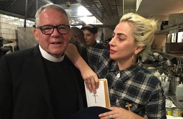 Lady GaGa na udaru katolika,  počela dijeliti citate iz Biblije