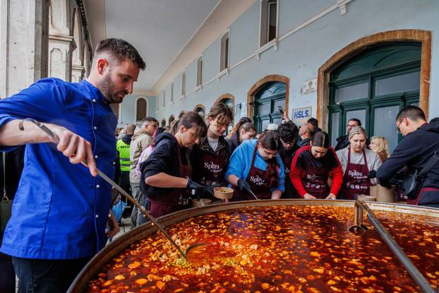 Split: Gra&dstrok;anima podijeljena janjetina s bi&zcaron;ima