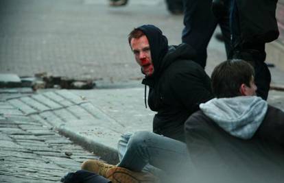 Krv na ulicama: Nasilnici su razbijali i kamenovali policajce