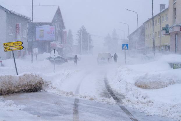 Korenica: Jako snježno nevrijeme stvorilo velike probleme u prometu