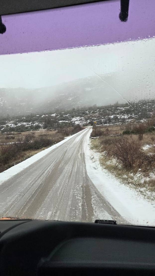 FOTO Snijeg pao i u Splitu! Bijeli se i autocesta u okolici grada: Pogledajte prizore iz Dalmacije