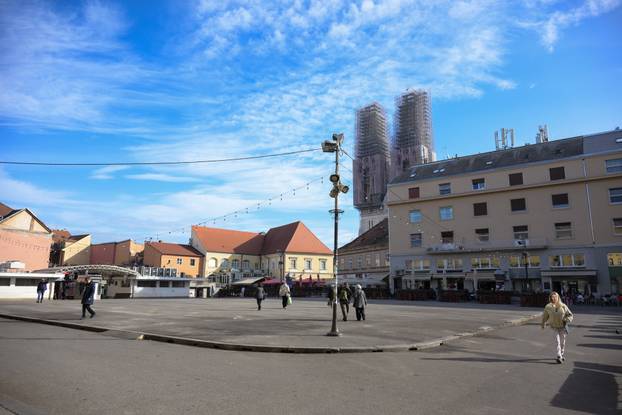 Zagreb: Zboj najavljene renovacije uklonjeni su štandovi s platoa tržnice Dolac