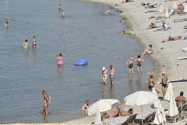 Vodice: Uživanje u lijepom vremenu na  plažama