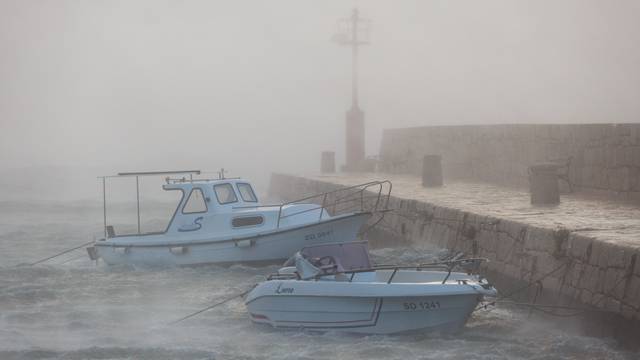 Nevrijeme s tučom zahvatilo područje općine Marina: Grom pogodio stablo i rascijepio ga