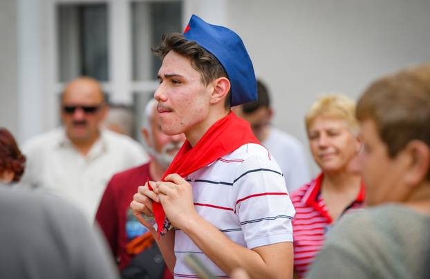 Kumrovec: Ljubitelji Josipa Broza Tita okupili su se ispred njegove rodne kuće kako bi proslavili 130. rođendan