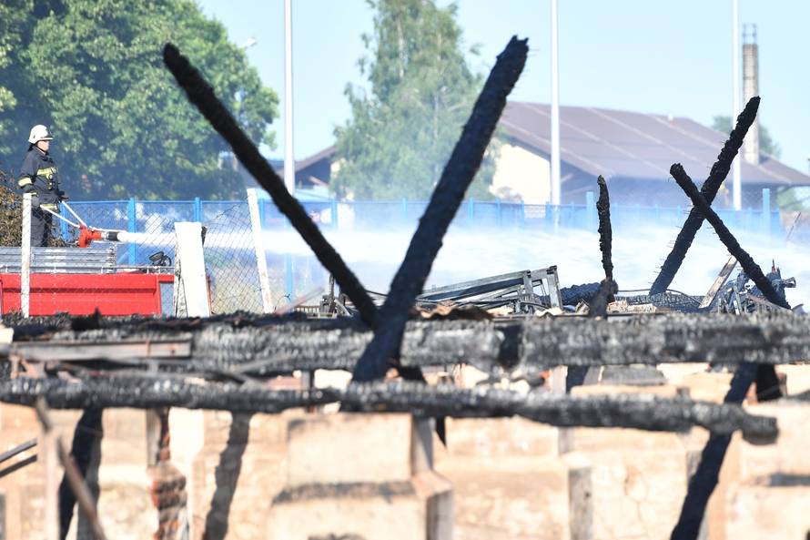 Čakovec: Vatrogasci obavljaju nadzor na izgorjelom skladištu