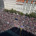 Deseci tisuća prosvjedovali u Pragu zbog visokih cijena struje i plina: Uništava gospodarstvo!