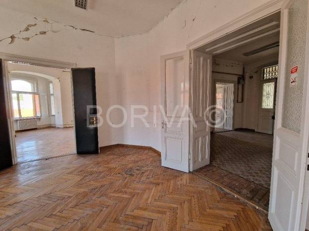 FOTO Za ovaj stan u Zagrebu traže 600.000 €: 'Nije saniran od potresa. Treba renovaciju'