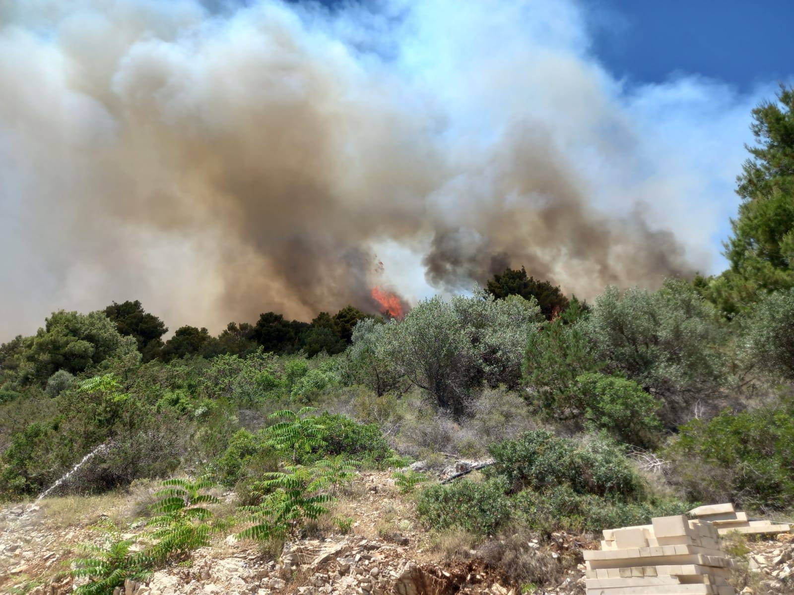 VIDEO Bura rasplamsava vatru, s požarima na Hvaru i Braču bori se skoro 100 vatrogasaca