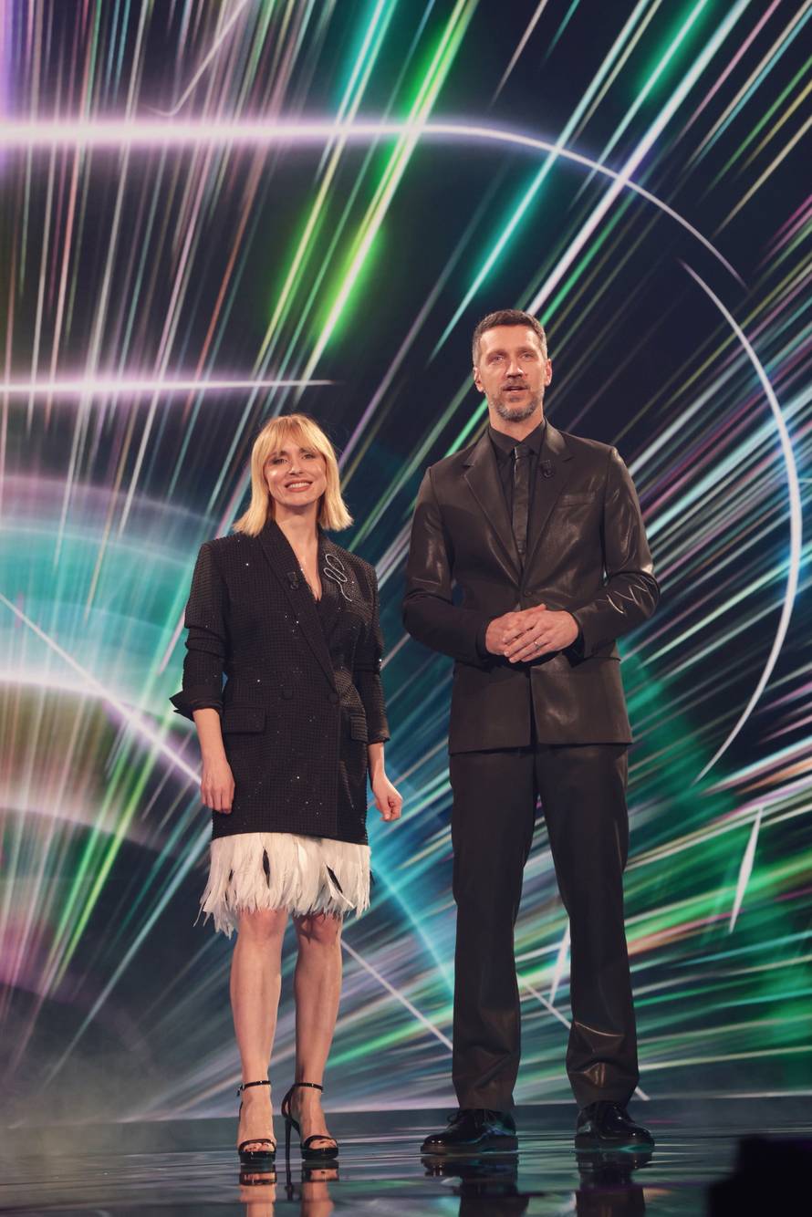 Pogledajte što su za prvu večer Dore odjenule voditeljice Iva Šulentić i Barbara Kolar