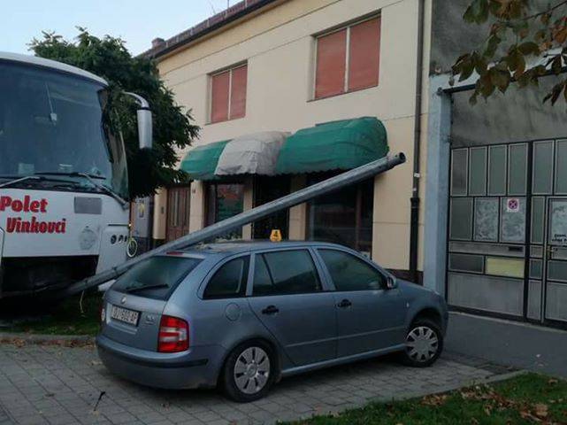 Umro im je pred očima: Vozač se autobusom zabio u stup...