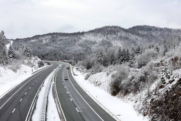 Snijeg je zabijelo Gorski Kotar 