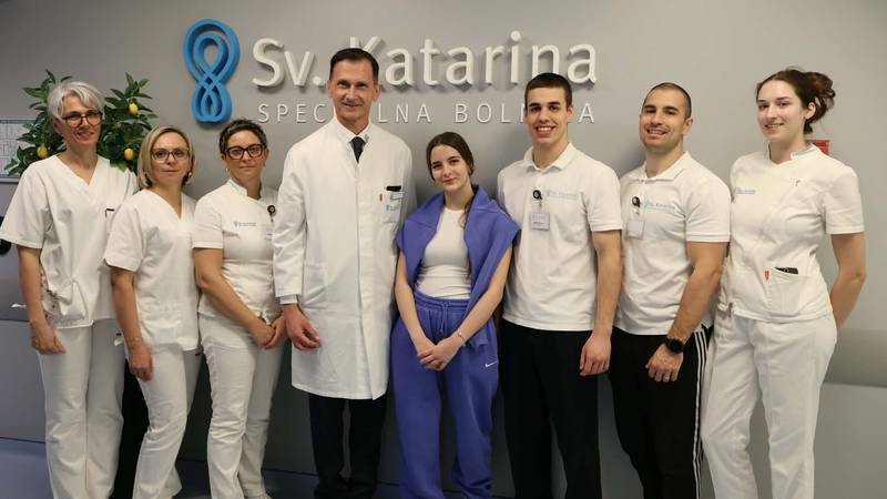 Ella opet hoda. Djevojka koja je preživjela tragediju u Sarajevu  nastavila je liječenje u Zagrebu