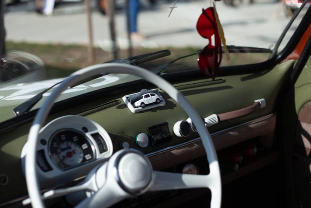 Osijek: Izložba oldtimer vozila ispred Gospodarskog centra