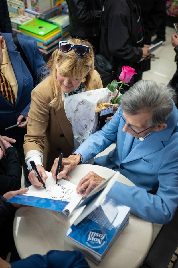 Zagreb: Članovi benda Novi fosili potpisivali svoju novu knjigu te se družili s obožavateljima