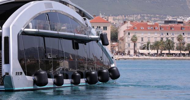 Jahta neobičnog izgleda This Is It uplovila u Split 