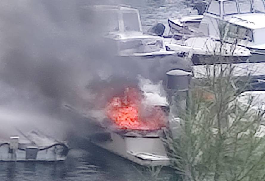 FOTO U Malom Lošinju gorjelo pet brodica, jedan čovjek u  požaru je zadobio opekline