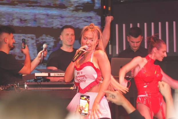 Beograd: Nastup Marine Cvetković - Mahrina i Teodore Džehverović u noćnom klubu XO