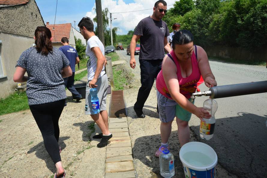 Vodu moraju kupovati: Plaćaju račune, a iz slavine curi mulj
