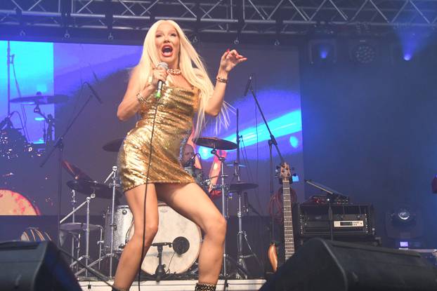 ?azma: Maja Šuput u zlatnoj minici napravila ludilo atmosferu na koncertu za Dan grada