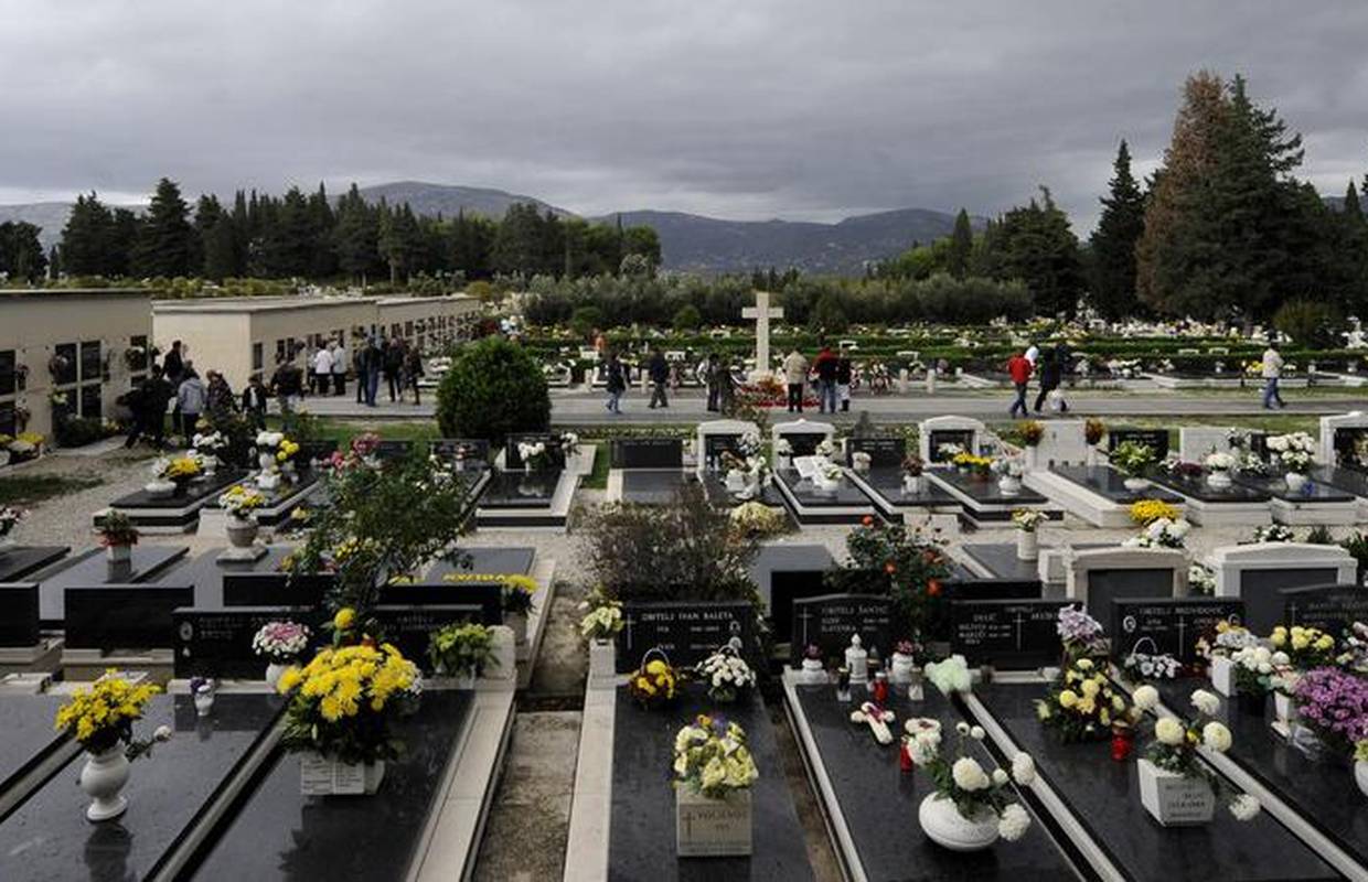 Na splitskom Lovrincu nestaju slike pokojnika, netko ih krade?